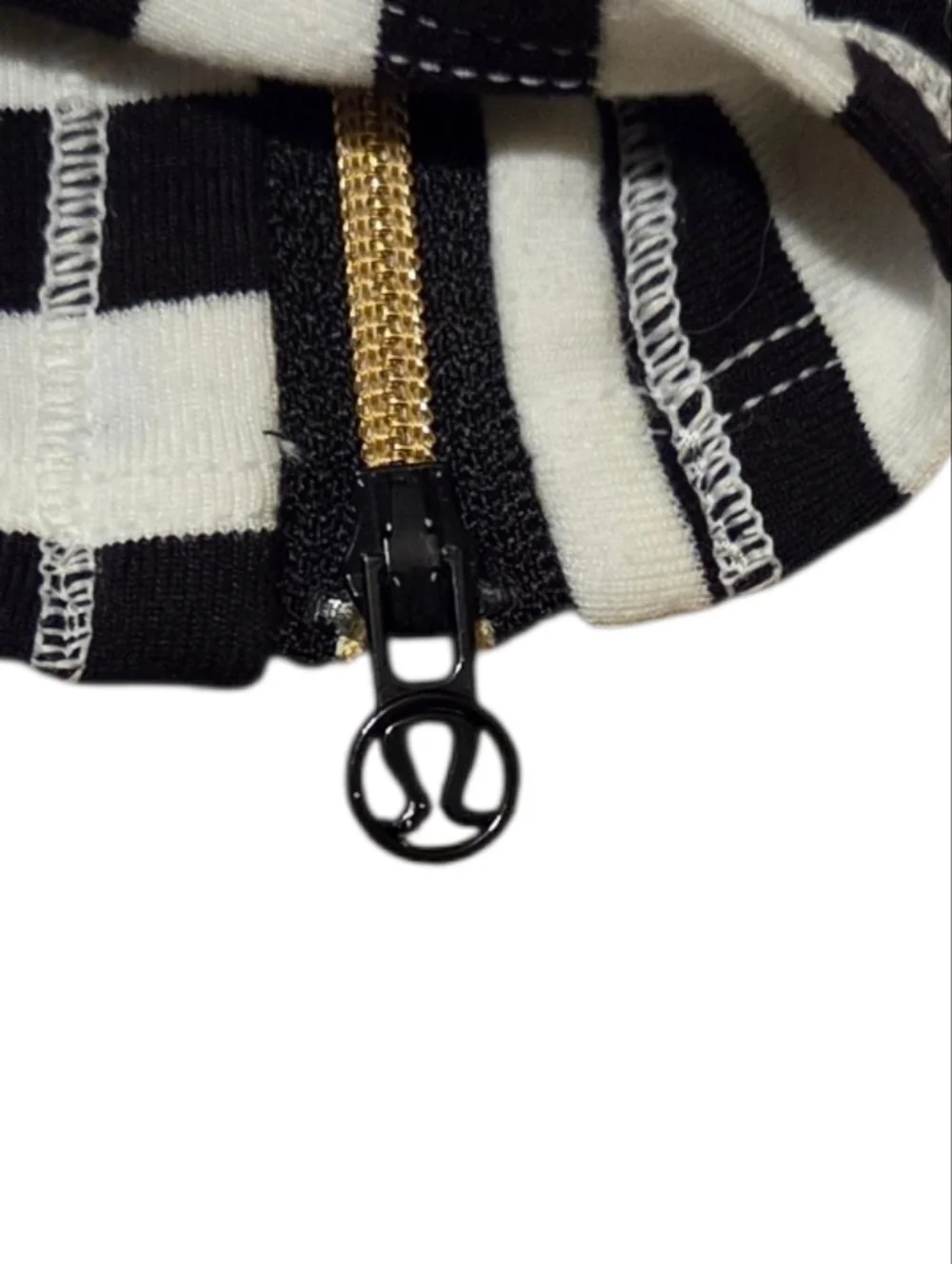 Women’s O/S Lululemon Apex Black/White Stripe With Gold Zip Vinyasa Scarf